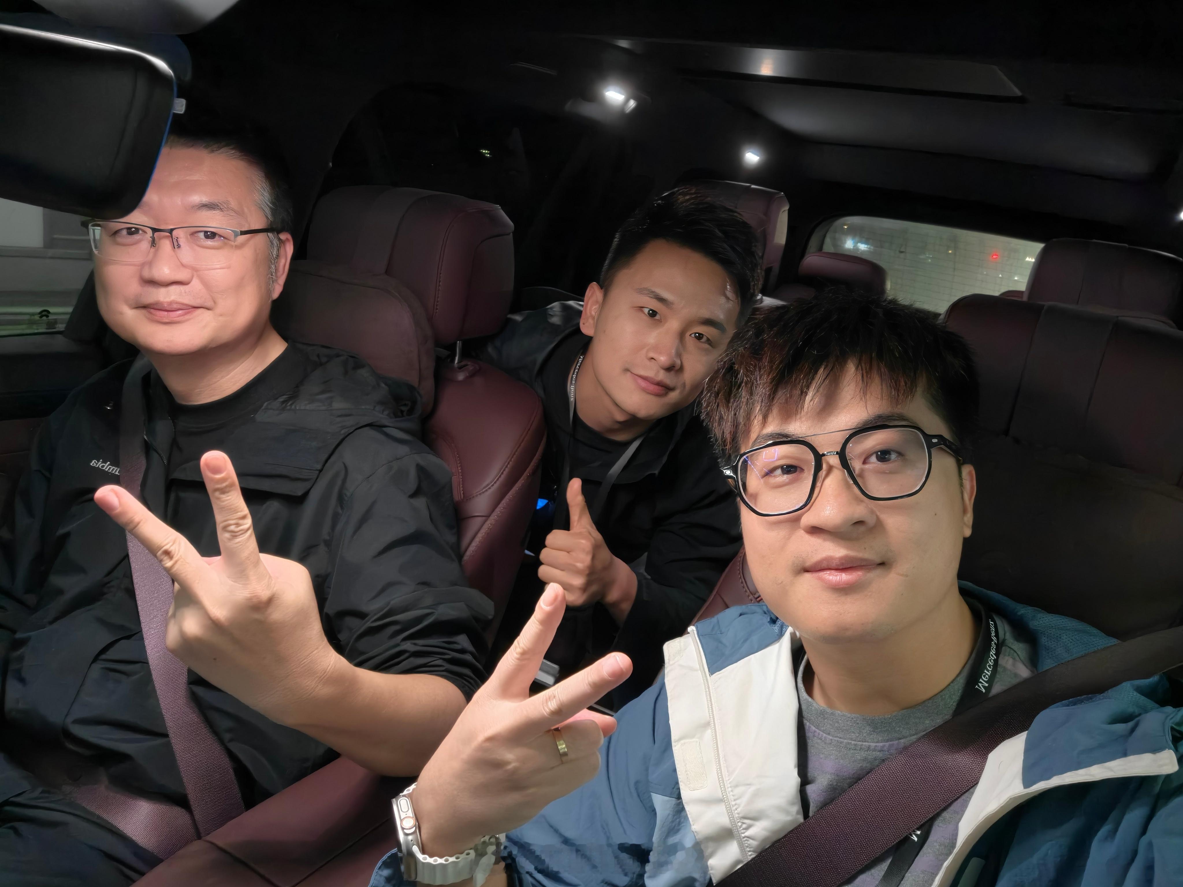 北京半日游，继续赶场感谢送我和去机场，我的行李放在前备箱，特叔行李放在后备箱，好