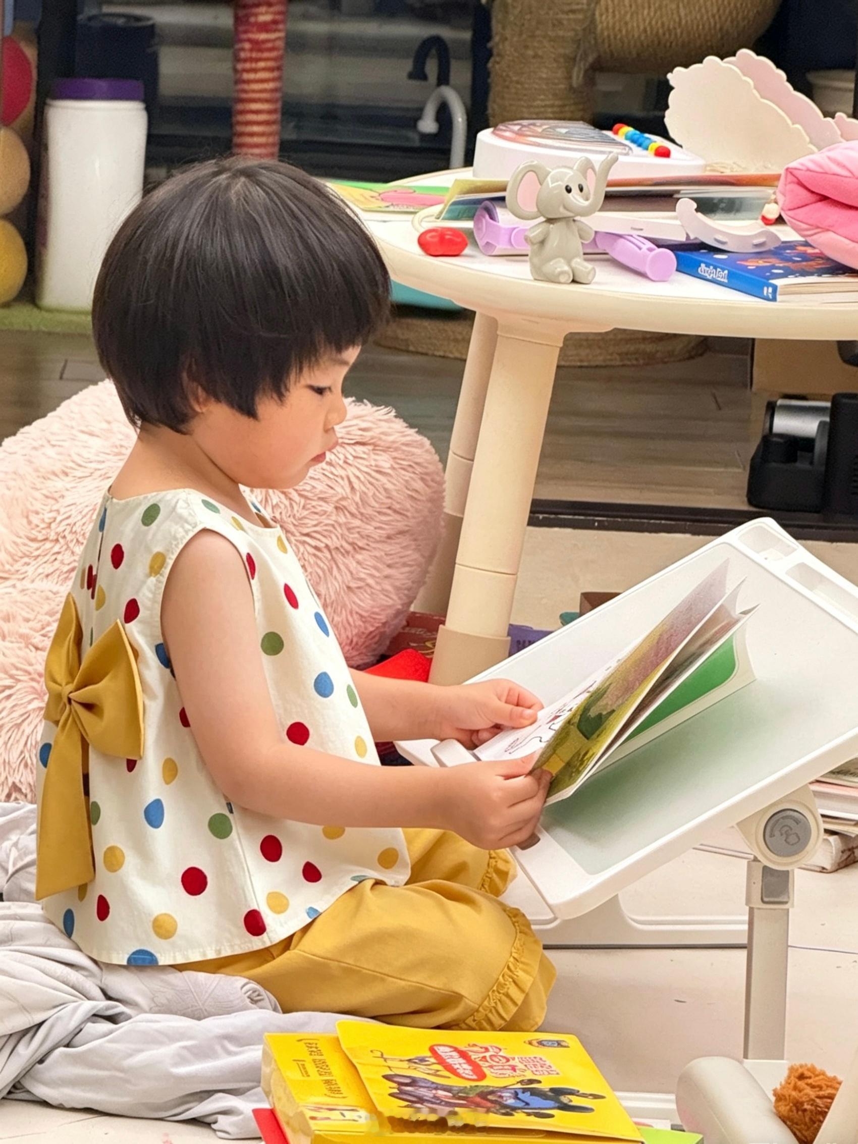 压压告状下午有一阵子球宝想睡了（中午不肯睡，我陪着玩让压压午睡了）压压说你想睡觉