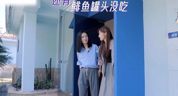 张月看到鲱鱼罐头的反应 张月真的毫无偶像包袱，反应完全是最真实的人类本能。没有刻