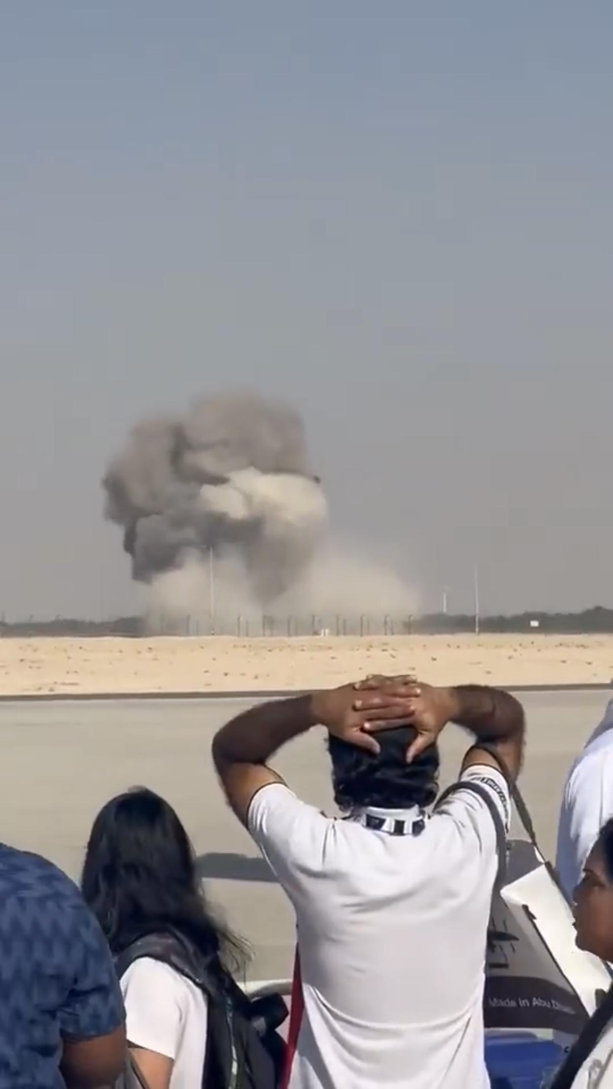 印度光辉战机在迪拜进行飞行表演时发生坠毁事件。
只见现场一位印度军迷抱头痛哭，不