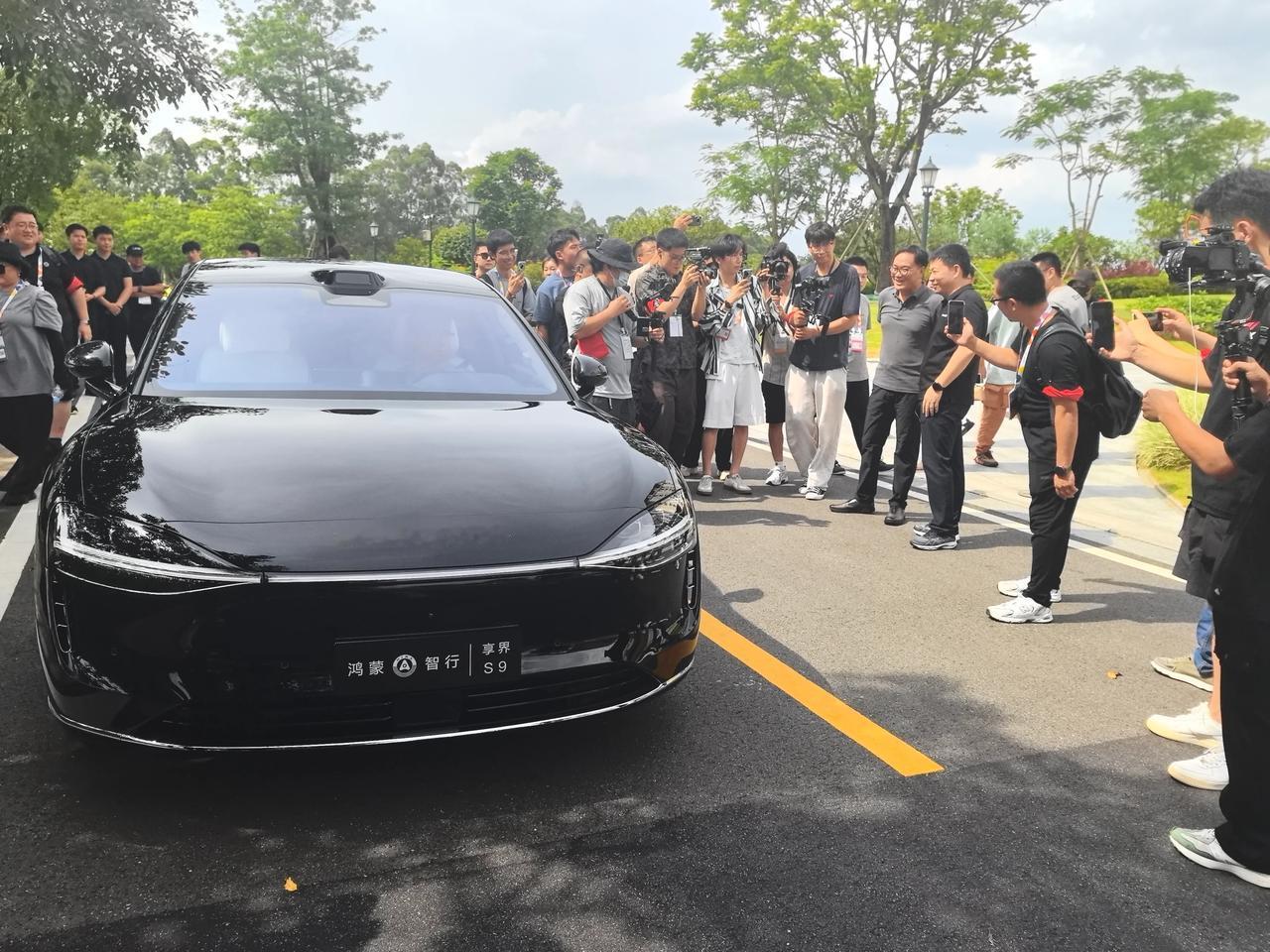 继余承东喊话微博CEO来HDC体验享界S9后，余承东乘享界S9现身华为HDC 并