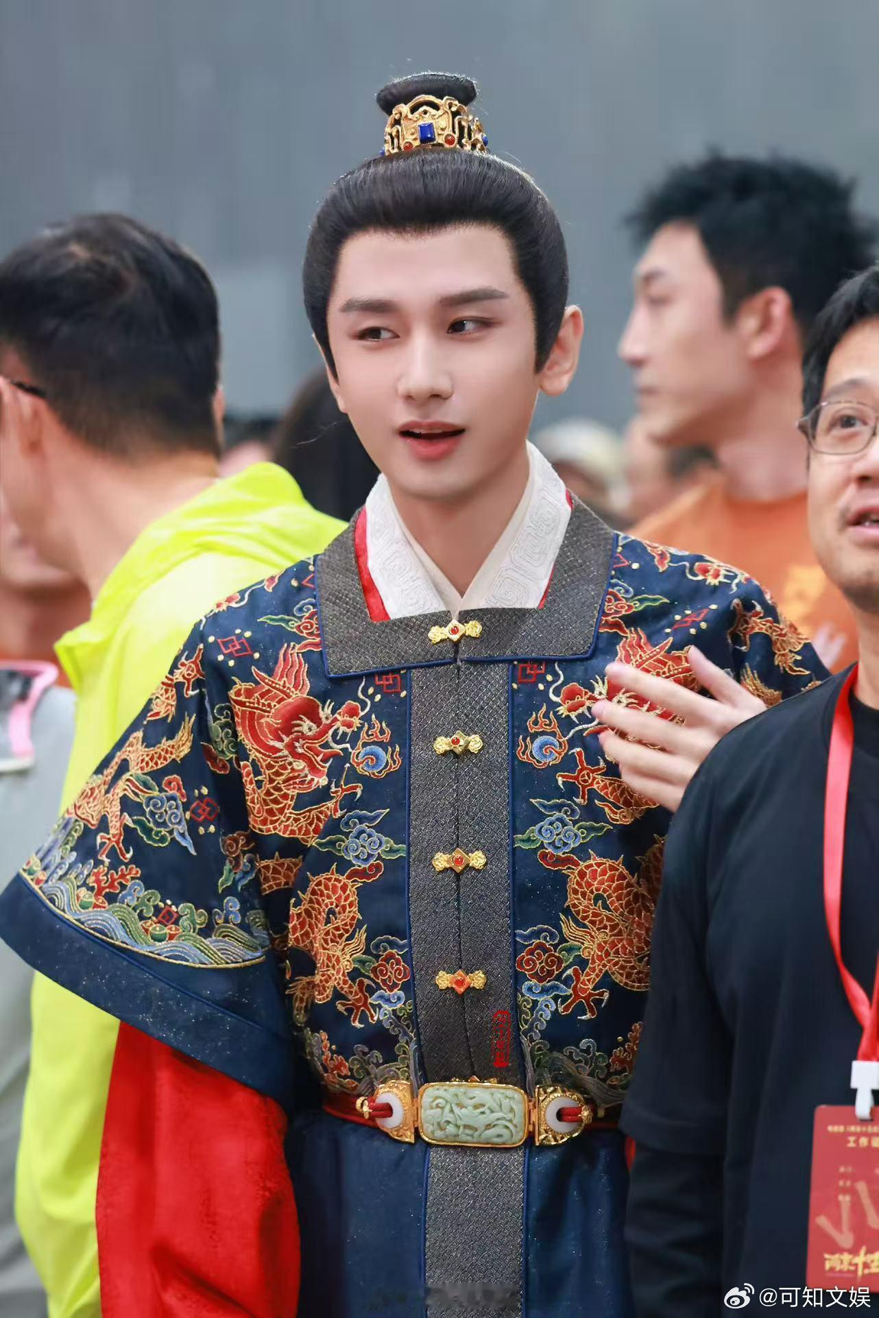 成毅两京十五日开机生图路透成毅两京十五日开机生图成毅两京十五日开机生图，开机大吉