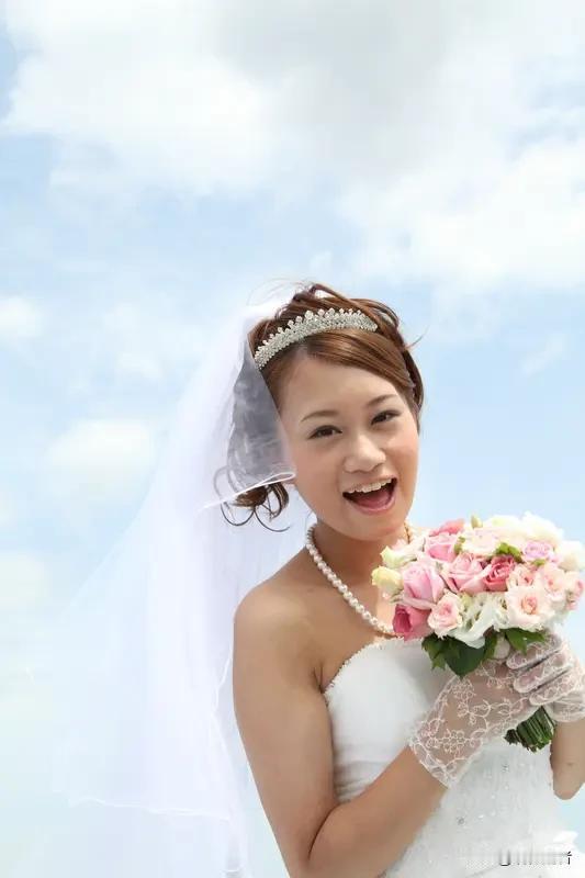 寒冬腊月的婚礼现场，新娘身着单薄婚纱瑟瑟发抖。敬茶仪式上，公公不动声色地脱下外套