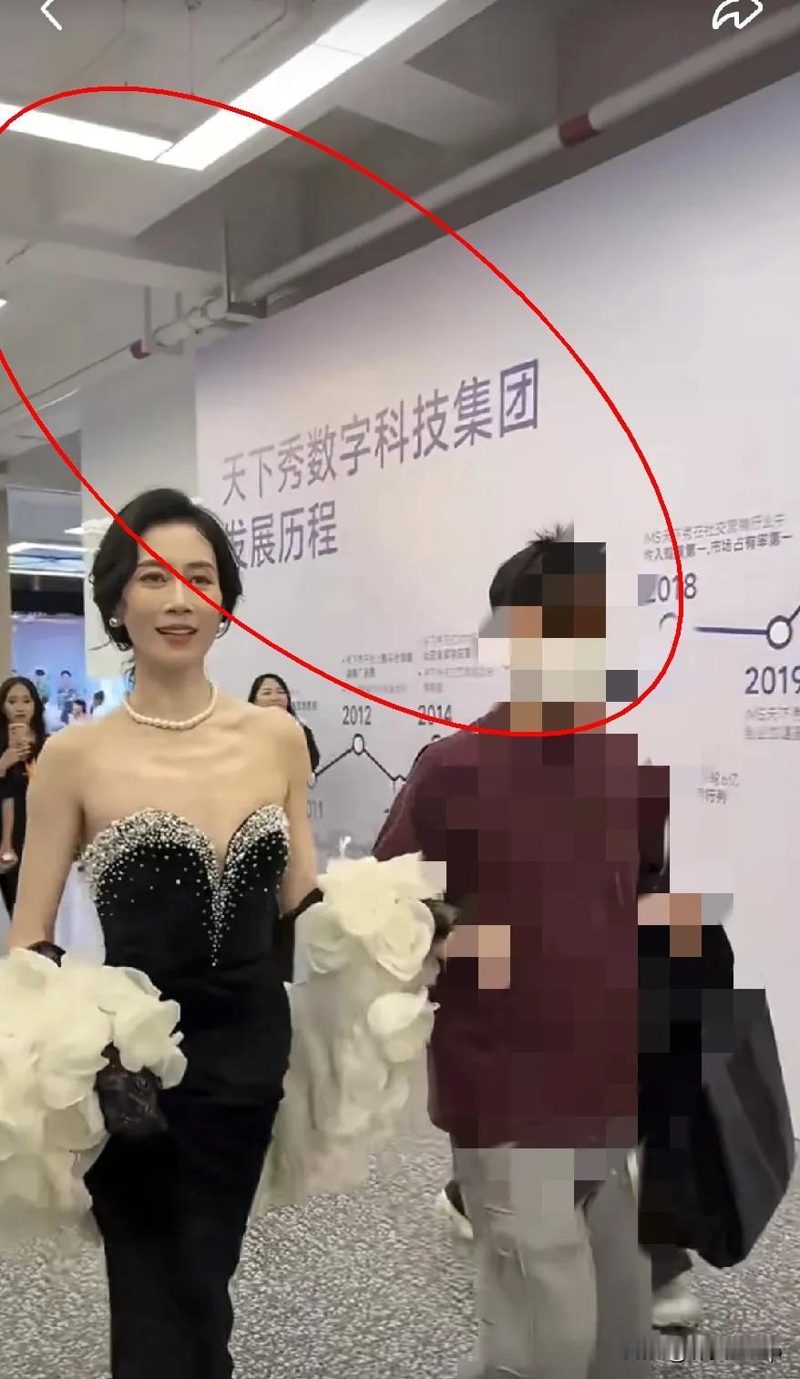 明明她很漂亮，我看见她会感觉害怕😱
这种矛盾感太真实了！就像在博物馆看完美雕塑