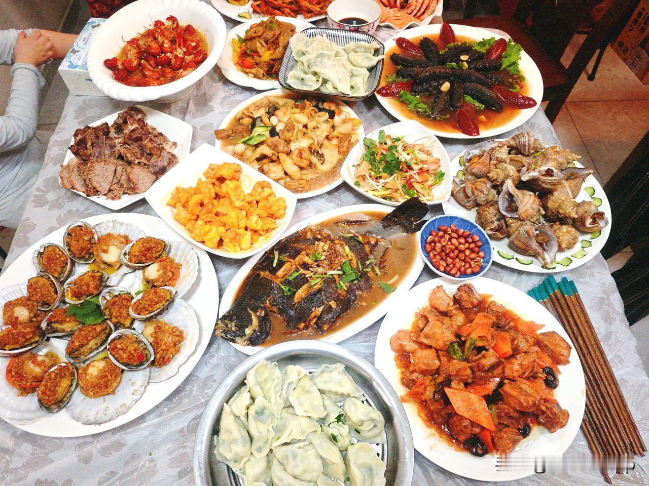 2026我们家的年夜饭26个菜！大连人的年夜饭总少不了经典的那几道菜，熏鲅鱼，桃