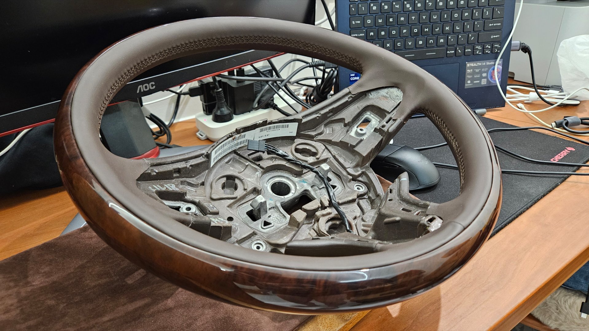 公司小伙伴的改装方向盘到了，我以为是碳纤维的，没想到是桃木[允悲][允悲][允悲