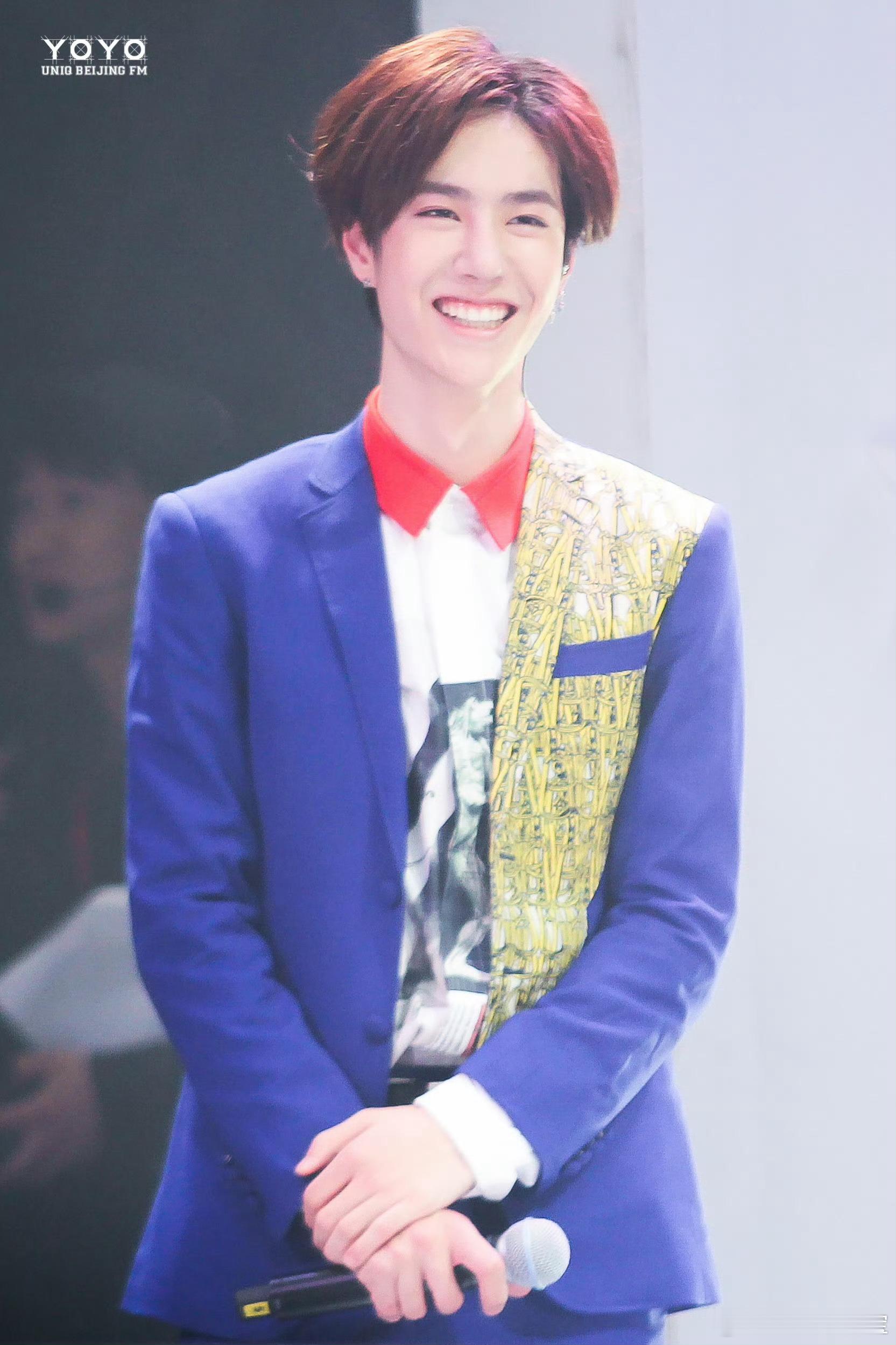 来来来，给大家介绍一个玩游戏的小可爱！自己家孩子长大了，但是翻看一下他小时候的照