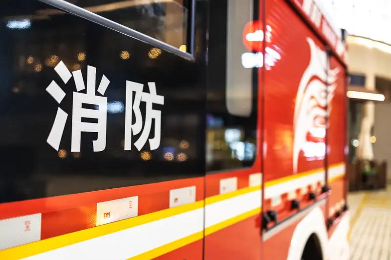 12月12日，广州一商家火焰灯太逼真，路过行人真假难辨当即报警，警方出动5辆消防