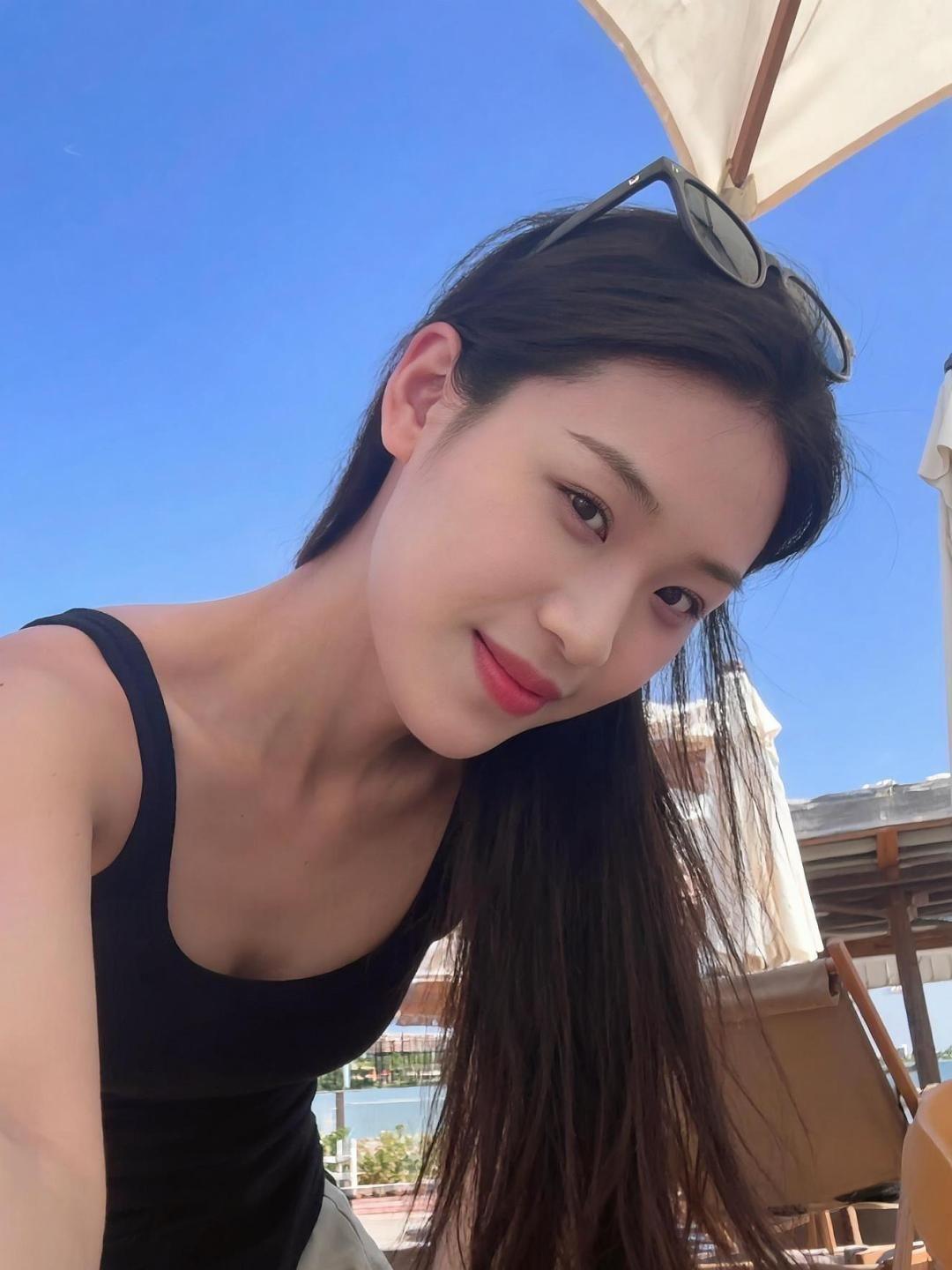 阳光洒在海面上，波光粼粼如梦似幻，仿佛时间在此刻静止。远处的天际线模糊了海与天的