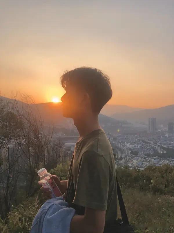 成功靠自己，还是靠他人？这是个老话题，却一直值得探讨。
靠自己是成功的基石。古人