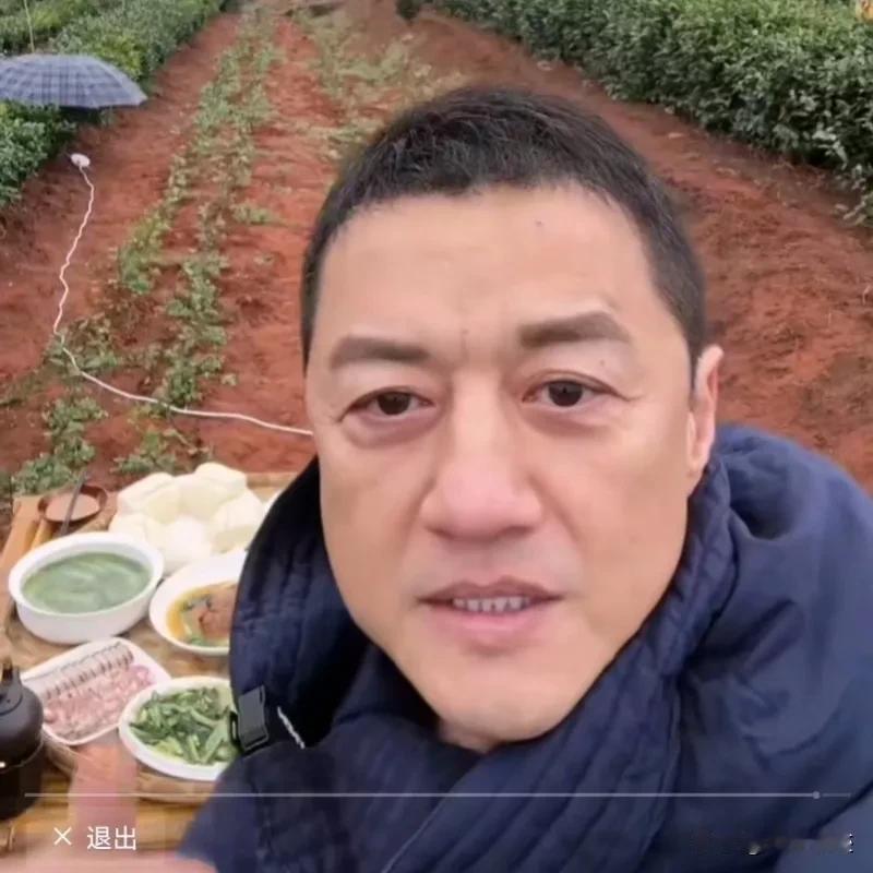 李亚鹏老得快认不出来了，然后有粉丝建议他去拉皮，李亚鹏摸摸下巴不好意地笑了，说，
