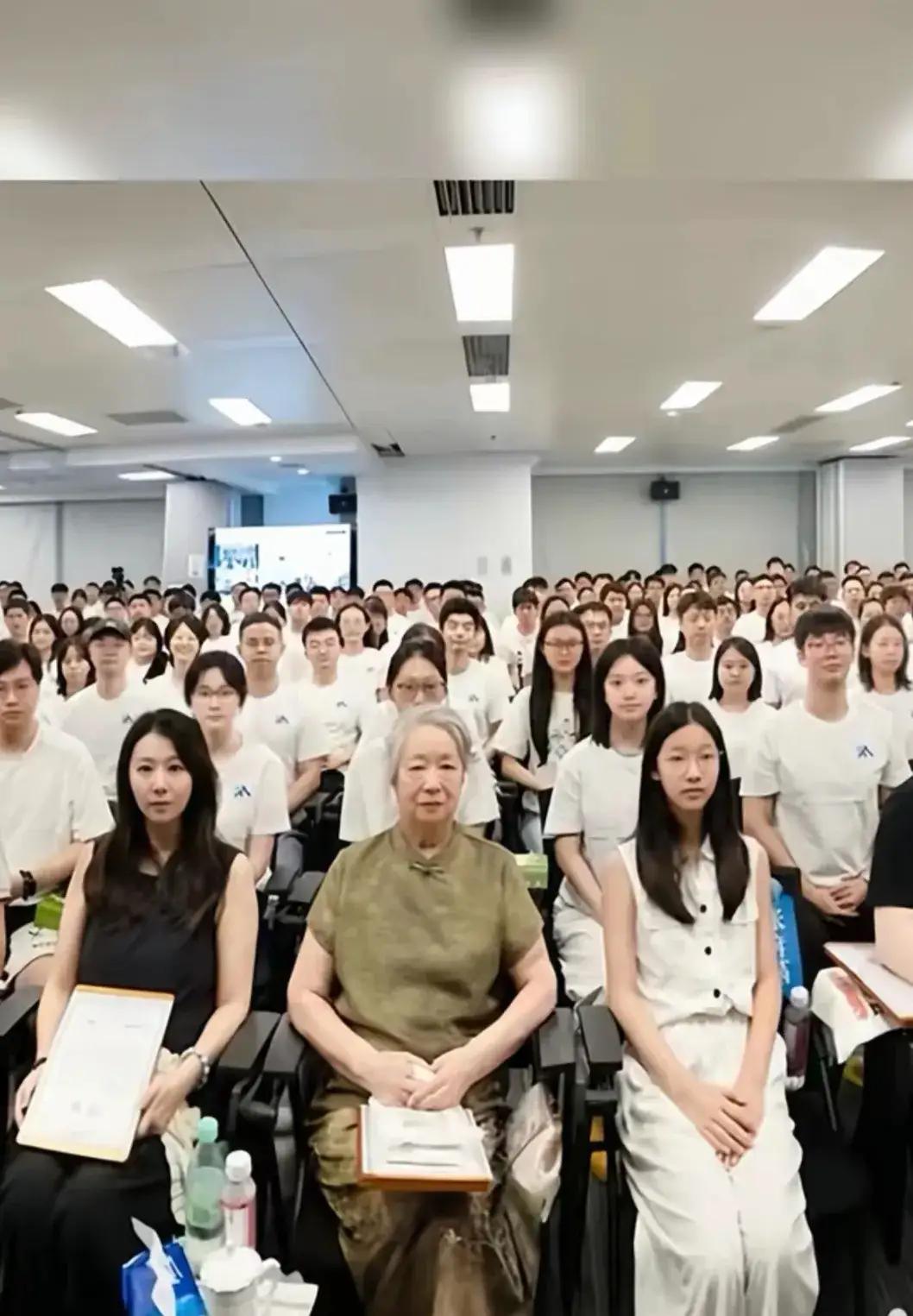 一张大合影，凭空生出一场莫须有的流言，这件事让我们看清，现在网络上很多猜测，往往