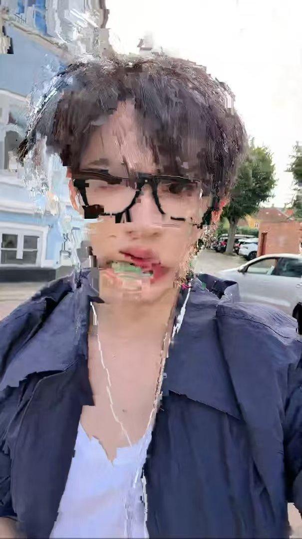余宇涵直播 谁能想到一场普通直播能有这么多乐子，余宇涵随口的互动都充满喜剧效果，