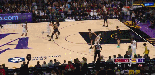 天神下凡！詹姆斯完成单手炸裂空接！
在今天NBA常规赛湖人对阵骑士的第三节比赛中