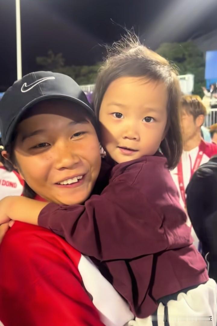 与崔宸曦相差11岁的妹妹，到现场为姐姐加油！
当记者问妹妹问题，崔宸曦很实在为妹