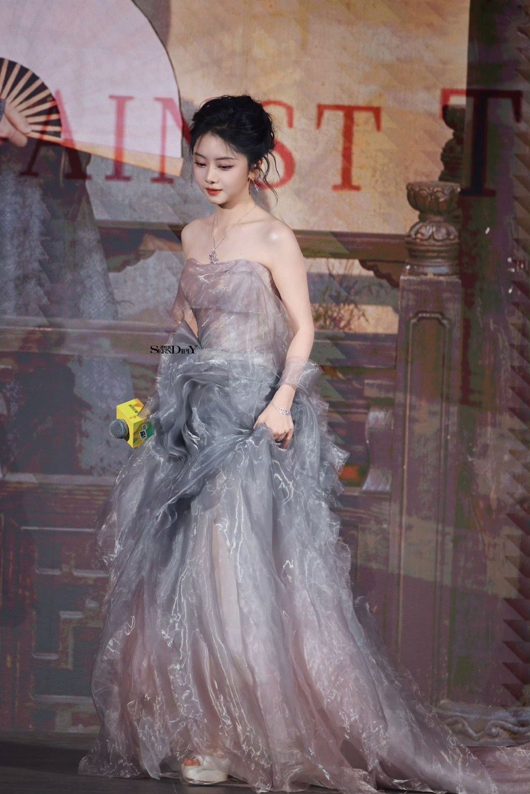 谭松韵染了蓝发谭松韵油画里走出的美人 谁能拒绝蓝发的谭松韵？一袭优雅长裙加身，蓝