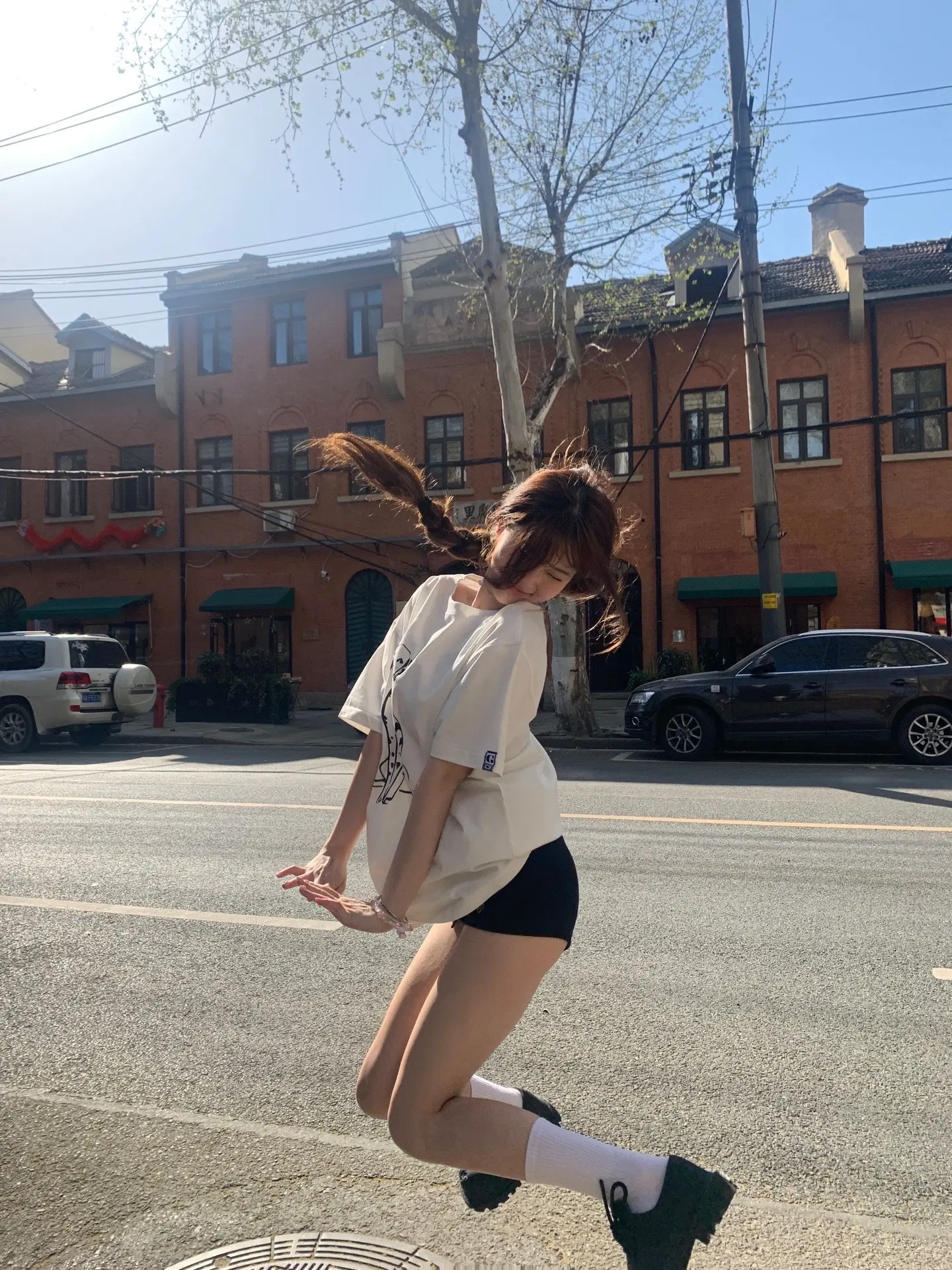 美女配硬曲。