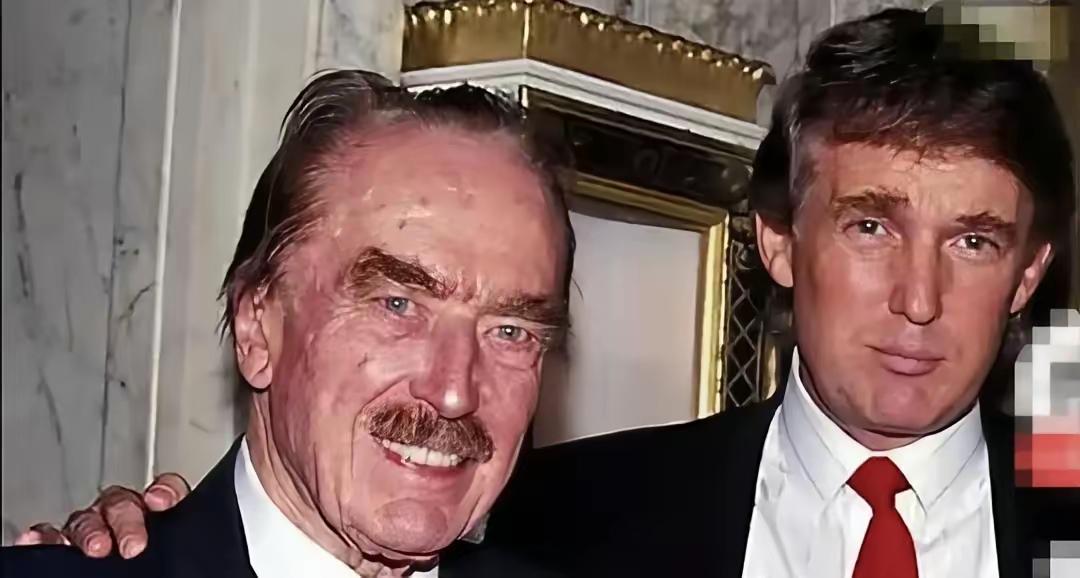 看看特朗普跟他爹的合影，特朗普他爹长的样子怎么这么吓人，一脸凶相，眉毛像张飞似的