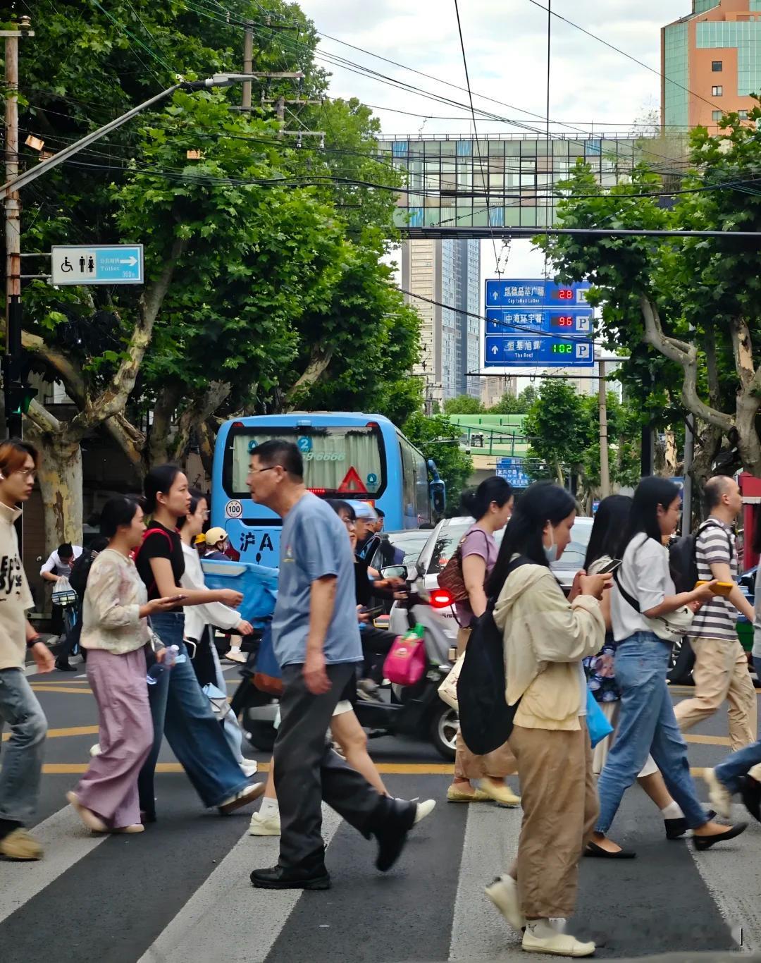 突然发现，关于未来如何给爸妈养老，新一代年轻人释放了一个重要信号！

最近，关于