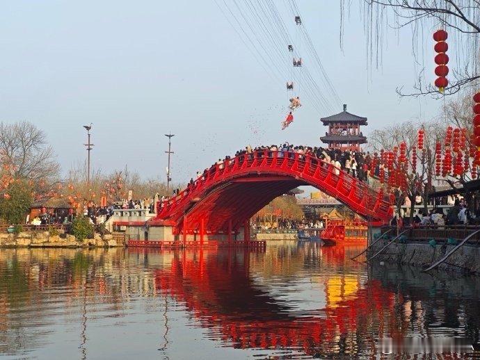 春节百元红包是万岁山NPC给的现场人山人海就是最真实的好评！万岁山把热血江湖、浓