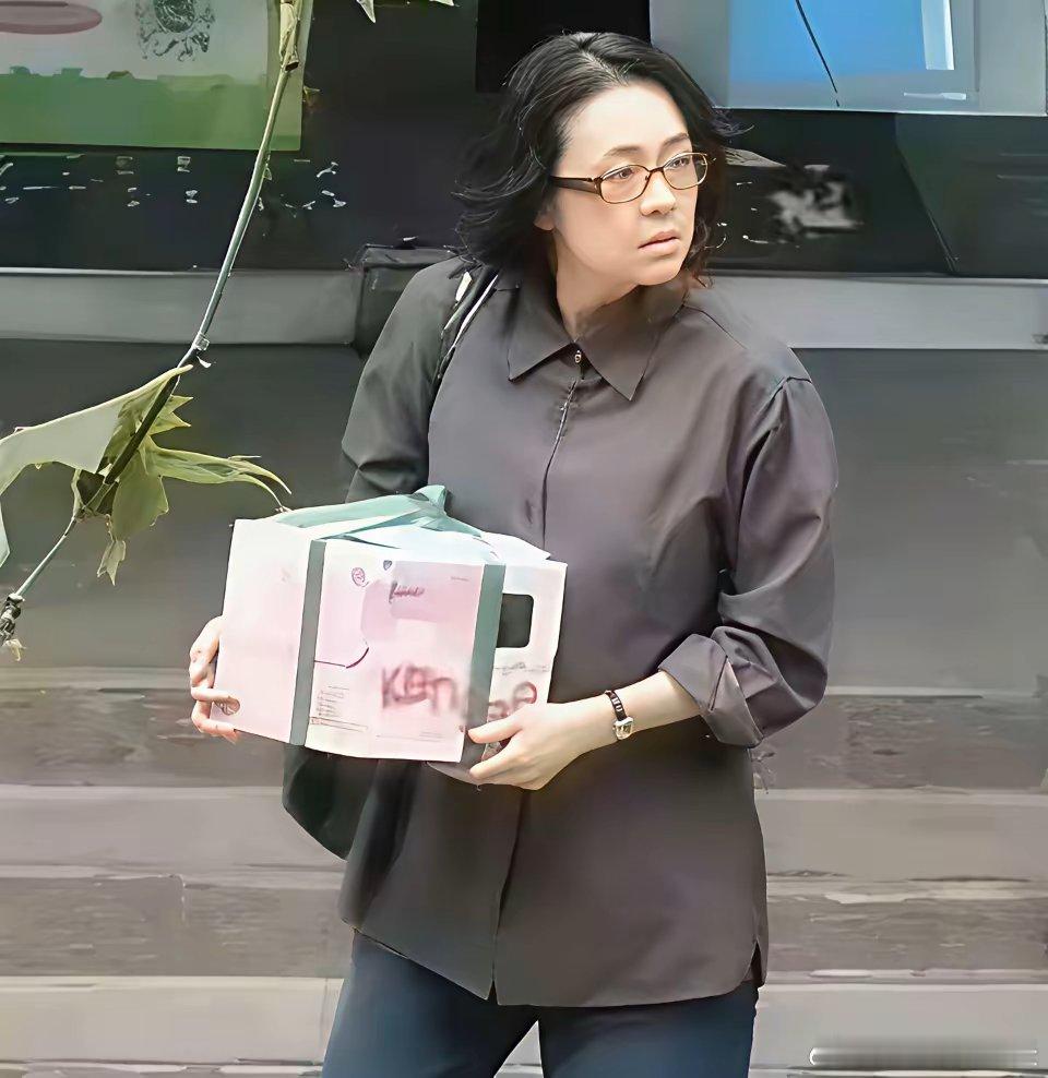 真不敢相信这个大妈是章子怡。外貌身材和章子怡一点也不沾边。整一个路人甲的妇女。我