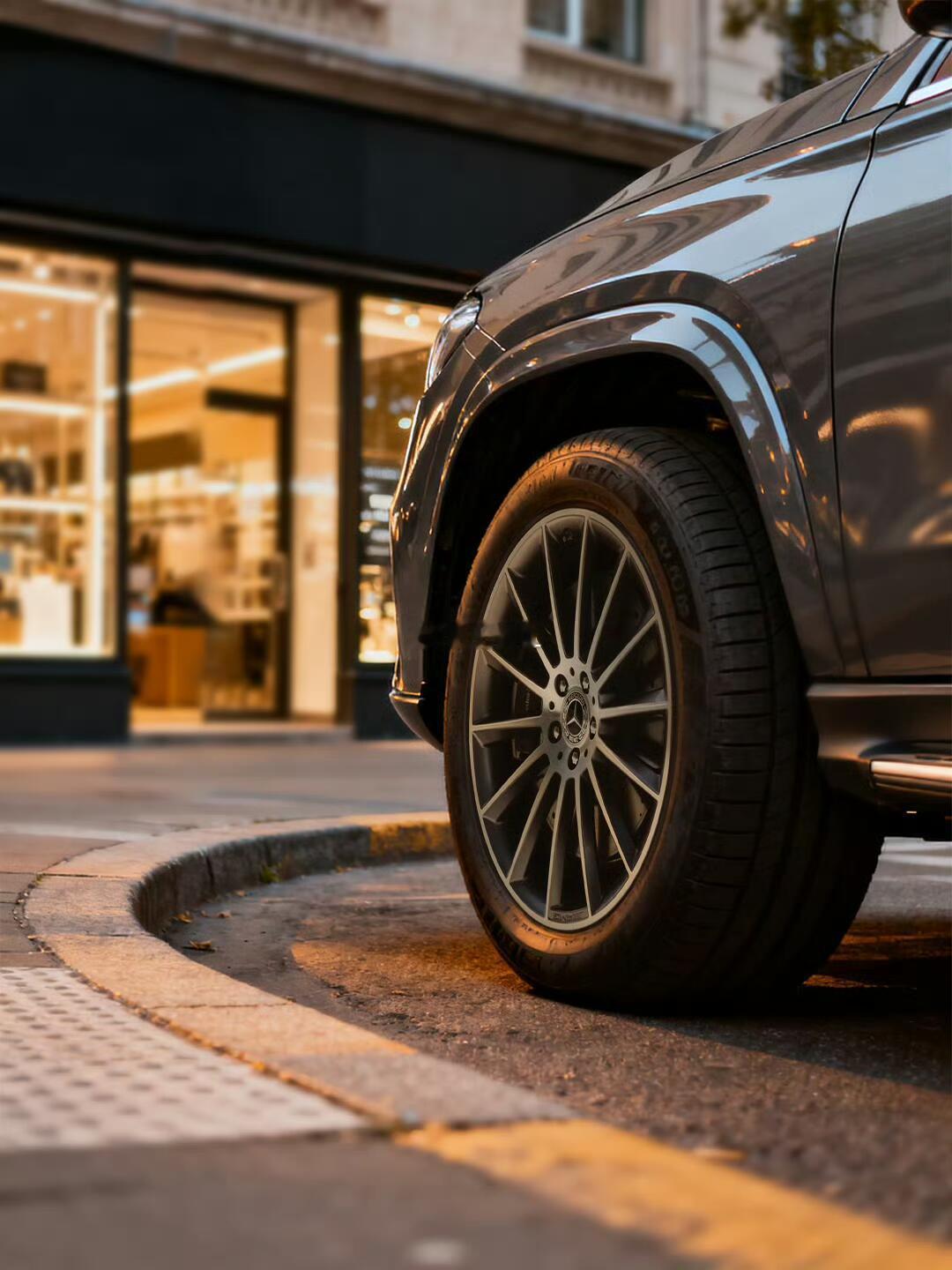 把「绅士感」拿捏明白了？AMG外观运动组件配合车内环境氛围照明系统，豪华与优雅内