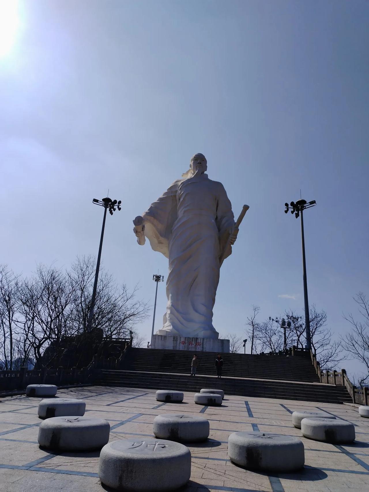 登岳阳楼
岳阳楼上谁多怨，一片闲愁念北原。
更与江山呈与义，难平天地哀稼轩。