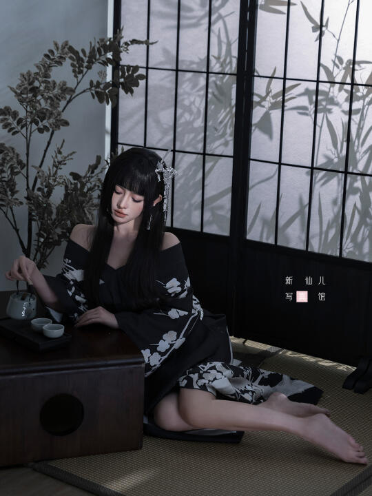 和服写真 | 冷艳的黑色莺尾花