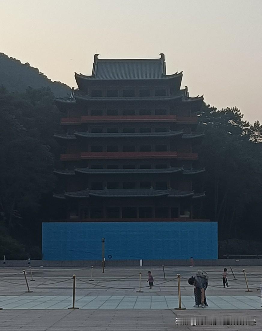 桂平西山广场的“阁”
前两天行桂平的西山广场，
还食饱没事的感叹，
这“阁”有没