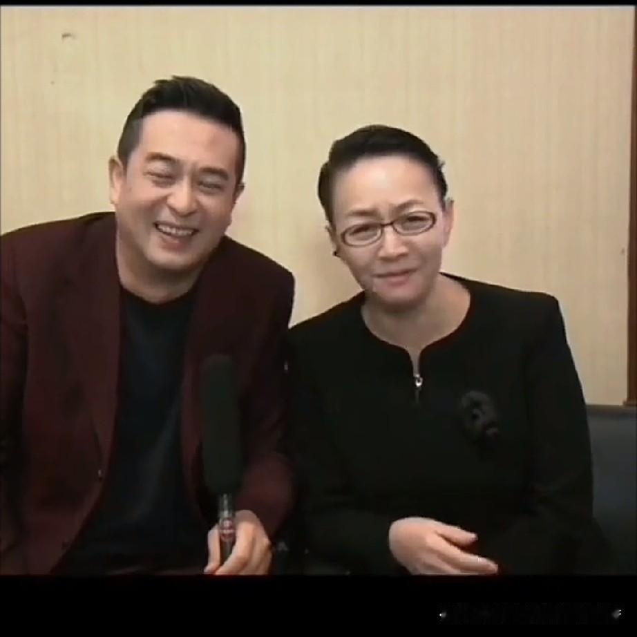 张嘉益和宋丹丹在参加一个访谈节目，当主持人问她:“你们两位在巜美好生活》中演母子