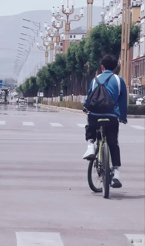 长大后才懂，
最怀念的不是桂花与酒，
最怀念的是当年一起看花、一起说笑的人，
和