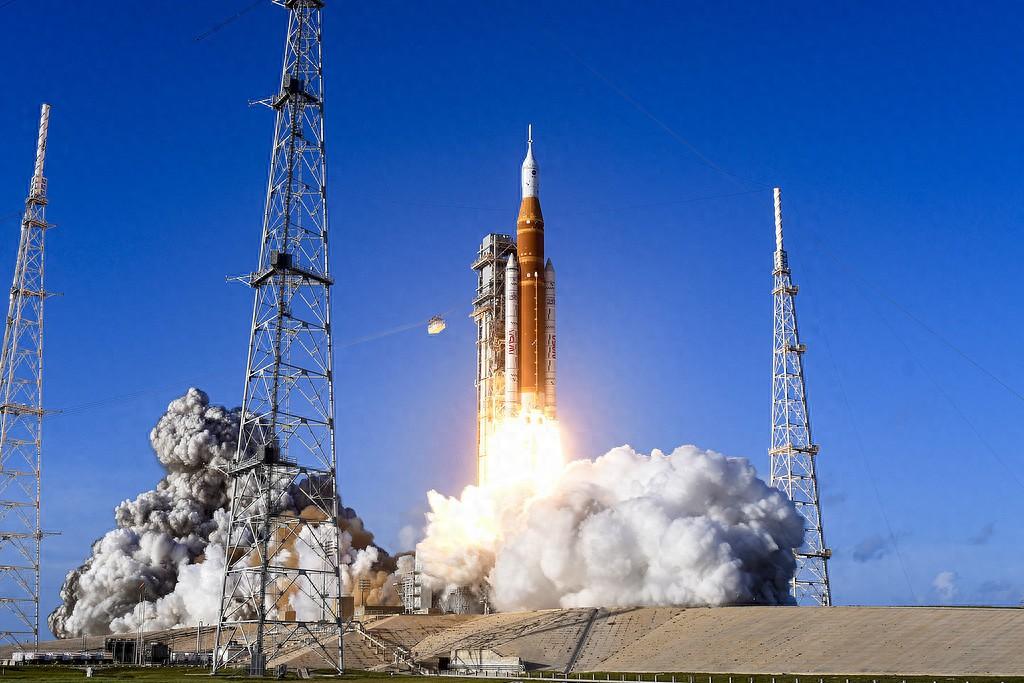 憋了53年，拉了泡大的！美国绕月火箭刚上天就掉链子，美媒怪中国

经过半个多世纪