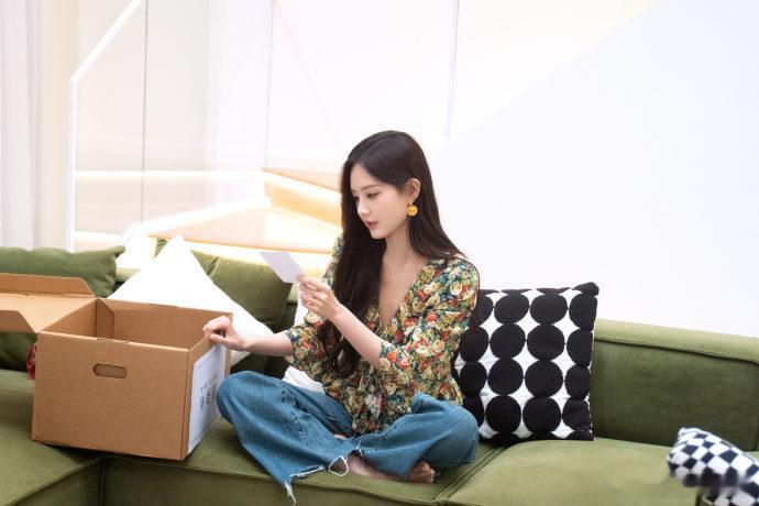 李一桐十年在剧组待了400万分钟李一桐独处的小猫哲学她演过很多戏但很少上热搜，她