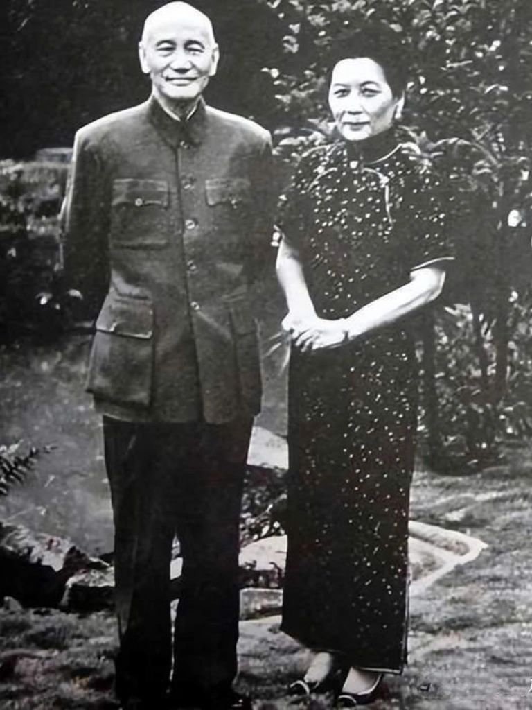 1943年，宋美 龄听到了关于蒋 介石的绯闻，她偷偷调查后确定了绯闻女主角的身份...