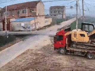 十字路口，一个不减速观察，一个不观察减速，卧龙凤雏撞倒一起了。
说了好多遍了，十