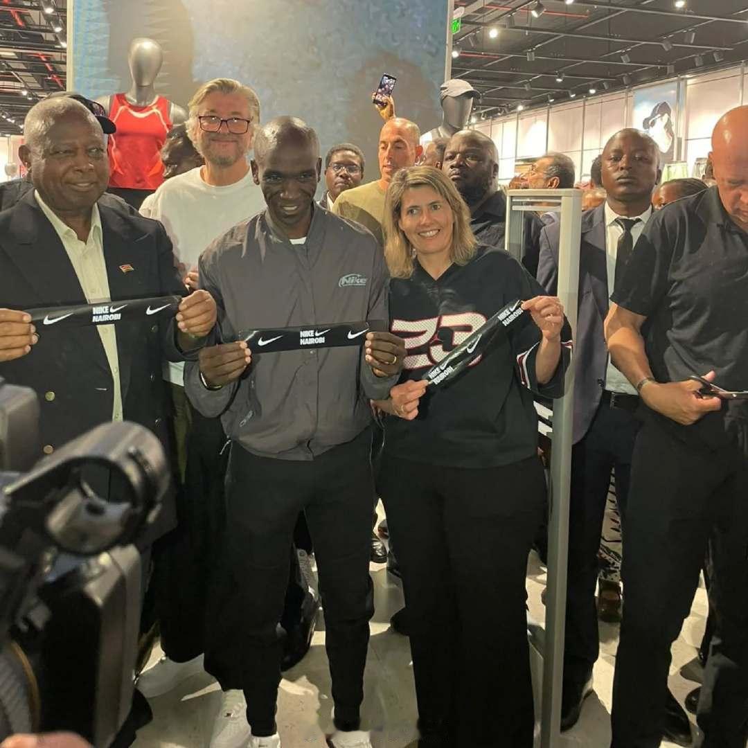 肯尼亚内罗毕第一家耐克 Nike 旗舰店开张，Eliud Kipchoge 基普