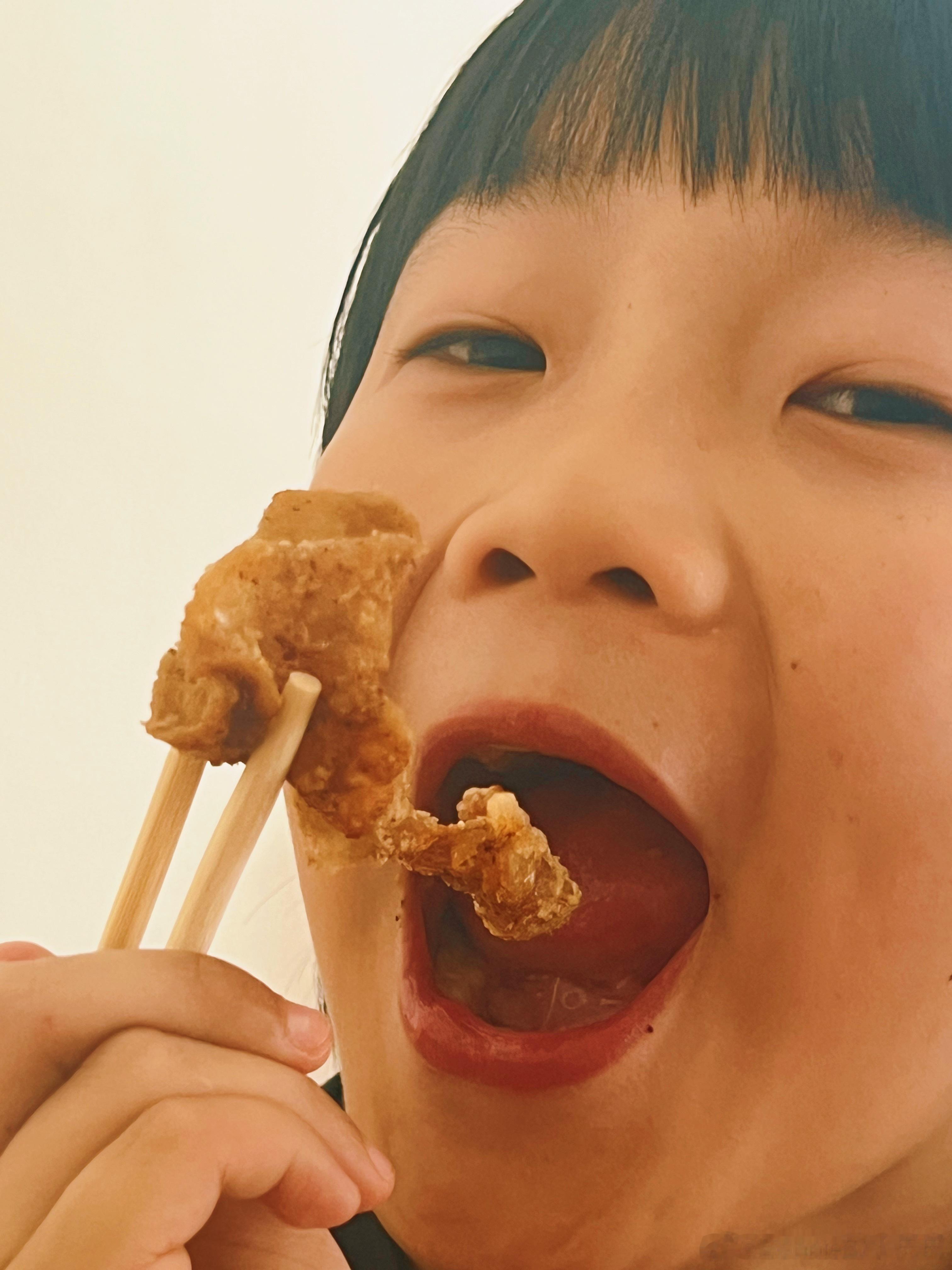 世界上怎么会有“炸鸡皮”这种名字看起来那么恶心但却这么好吃的东西呢？你们吃过吗吃