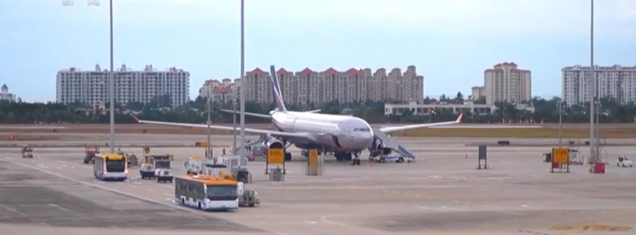 马年春节临近，各地机场迎来春运出行高峰。值机柜台前旅客有序办理手续，安检通道排起