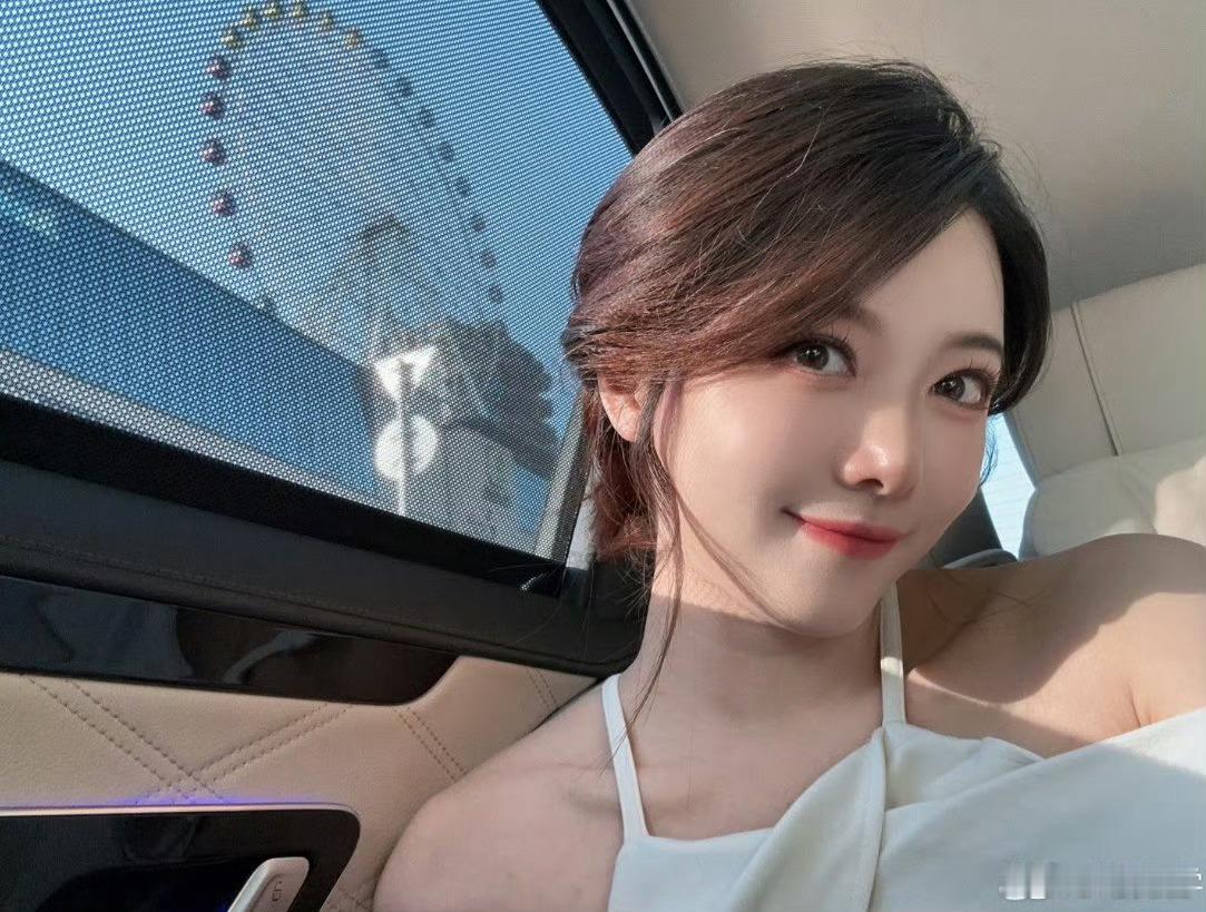 叔叔的奔驰还是快，王老二是不是该哭晕在厕所了？骆歆晒乘坐迈巴赫美照，香车配美女太