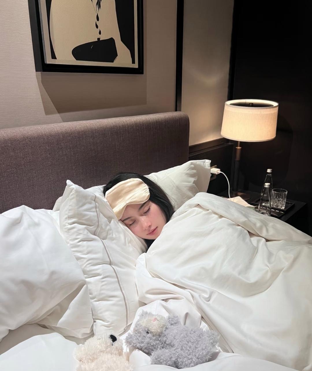 她发烧睡着了，此时此刻想走吧有点不舍得，不走吧怎么办？