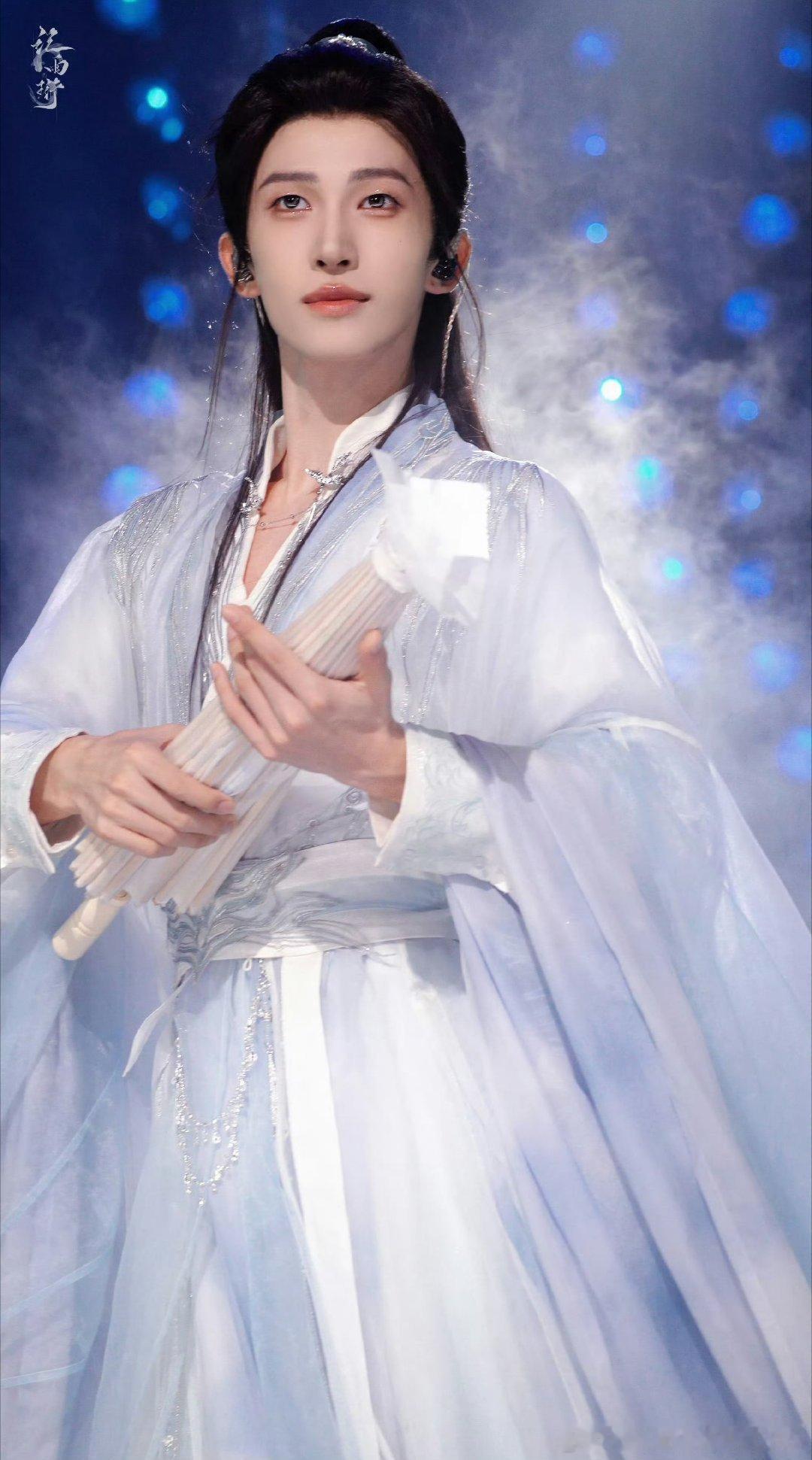 白色古装加身，刘宇宛如穿越时空而来的雅士。简洁而不失大气的设计，搭配他的古典面容