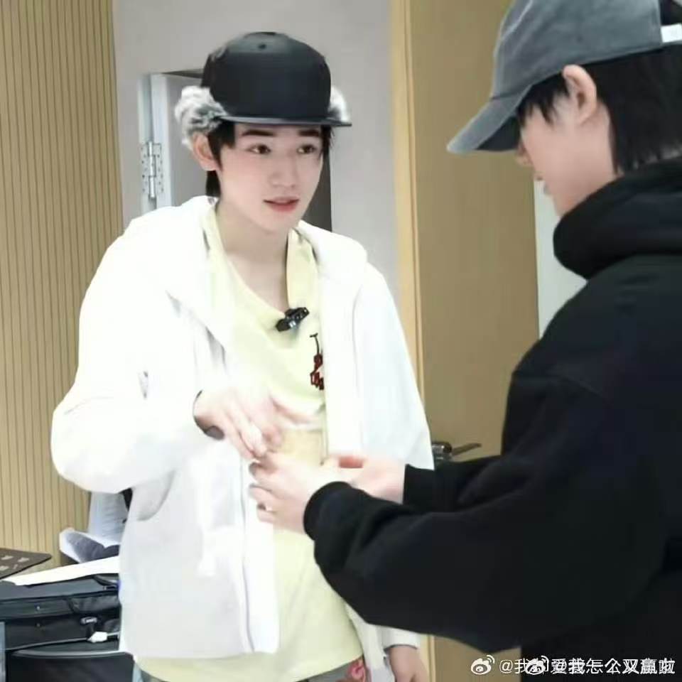 如有雷同…….（ 至少前者还不P图呢…..这么比起来…..怂问老叔嬷..赢了….