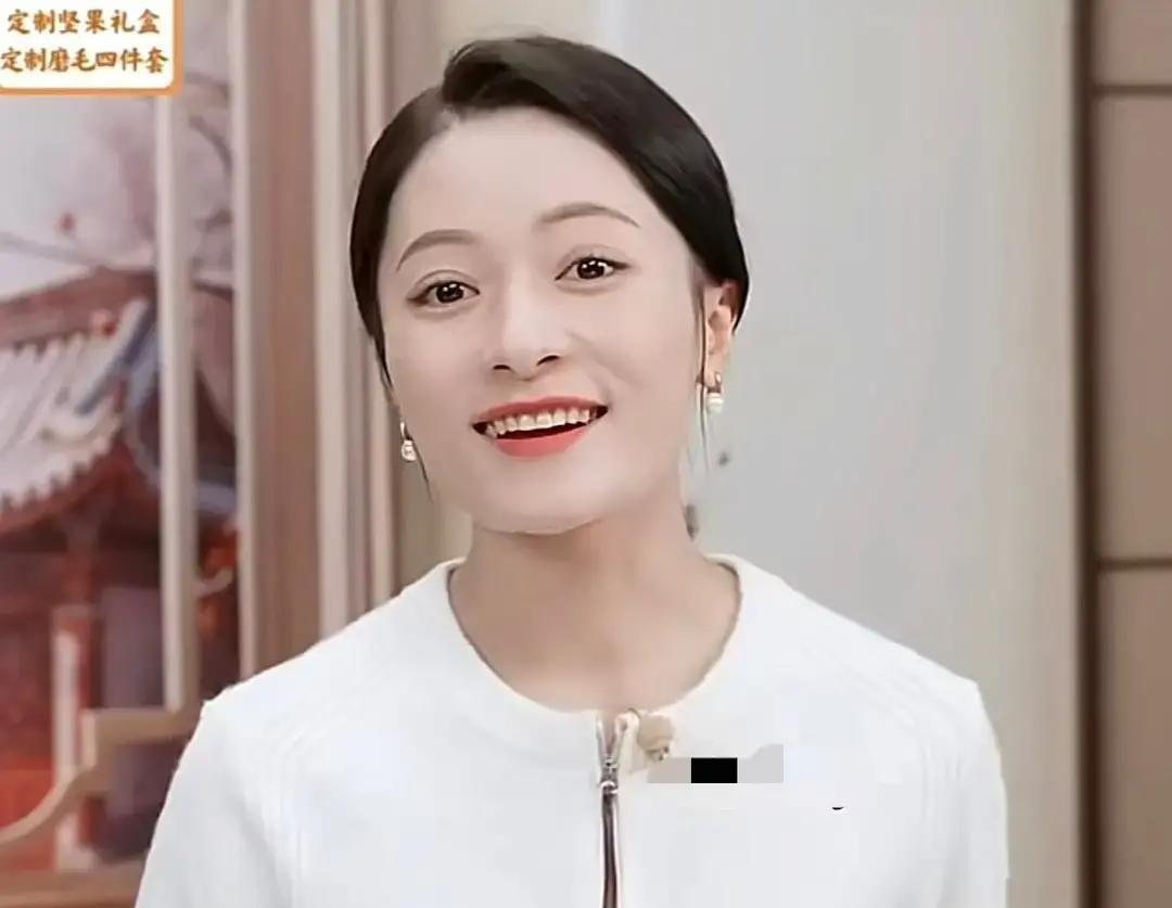 明星最值钱的不是那张脸，是他们猝不及防暴露的“软肋”。
直播里抢四件套的传熙，脱