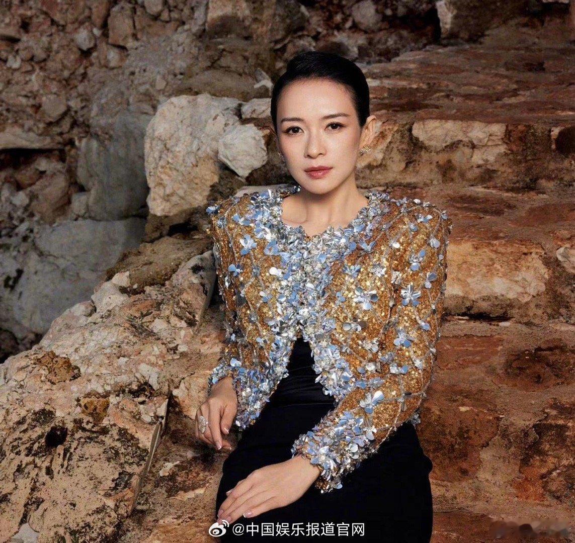 #章子怡分享压箱底照片# 美炸了！👏亮片黑裙的她如此耀眼，干练优雅的气质拿捏得
