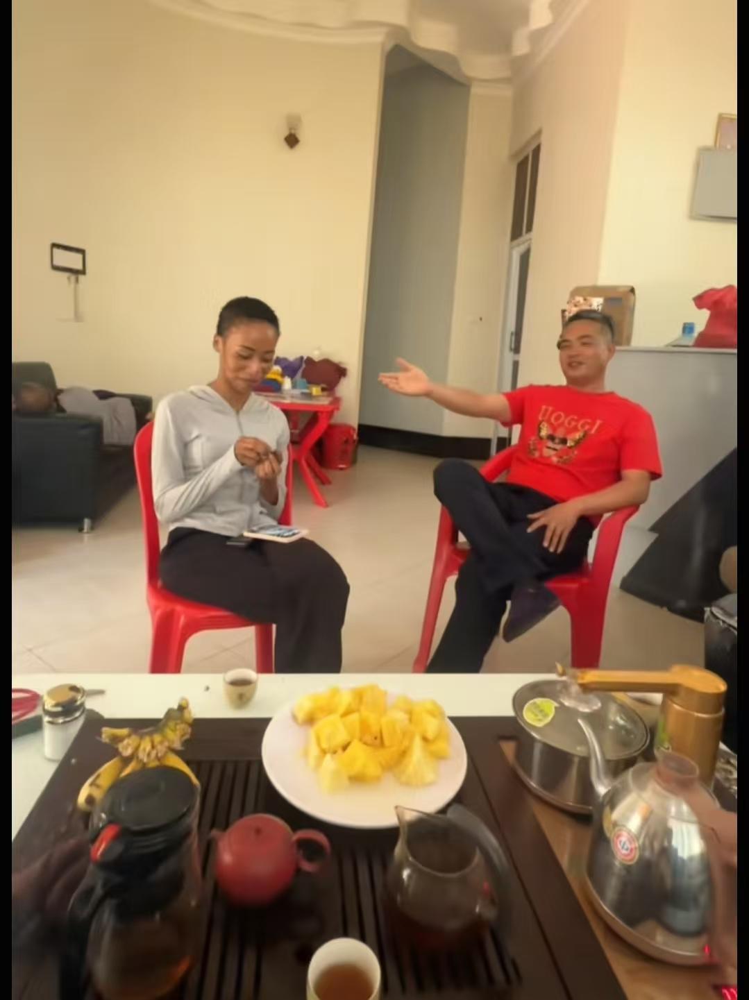 看到菲利丝去“梅城立邦在非洲”博主家做客我忍了
看到菲利丝还对着镜头笑，一点不做