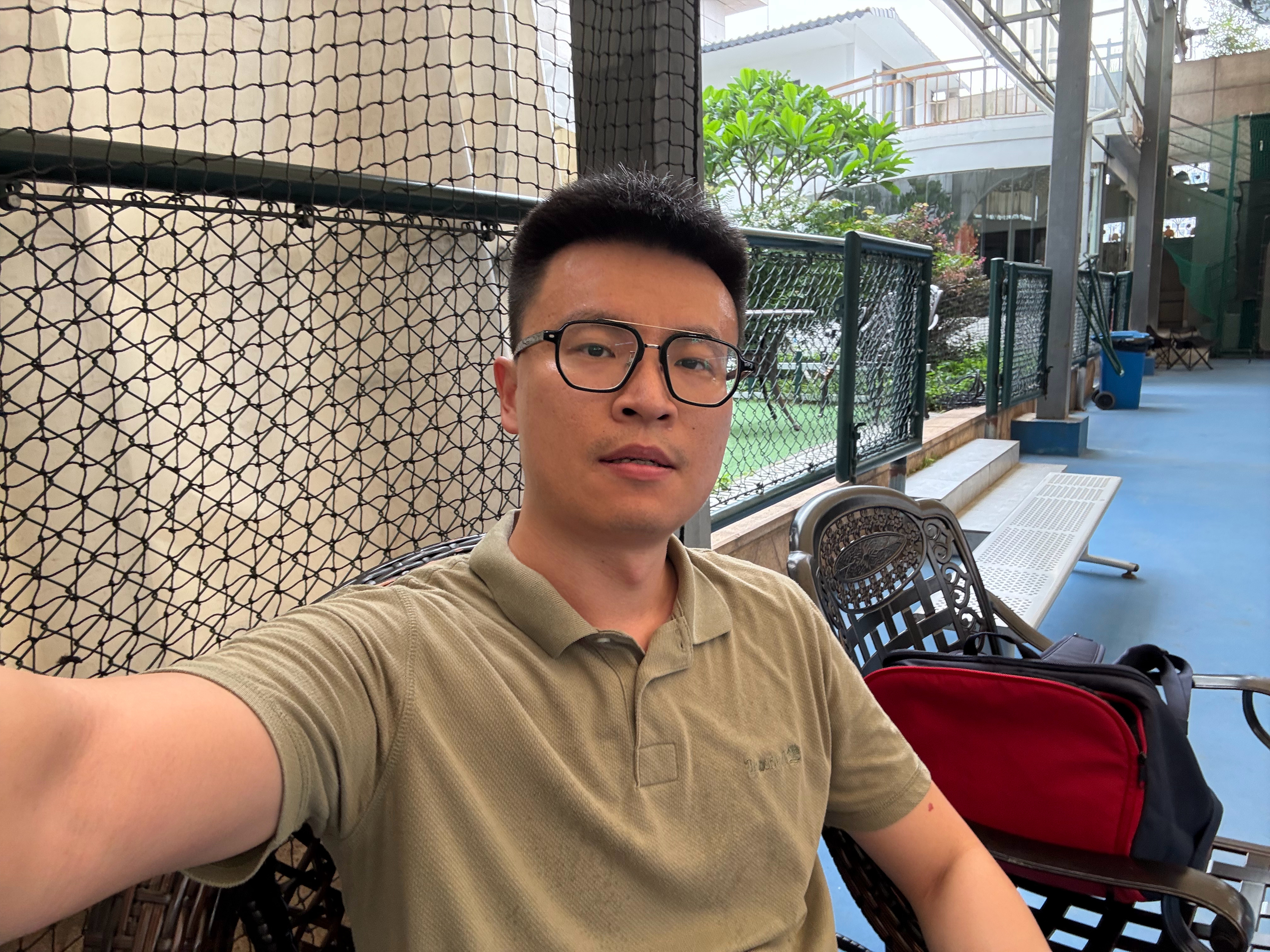 忙里偷闲，上网球课，最近略忙，网球从一周两练压缩到了一周一练， 