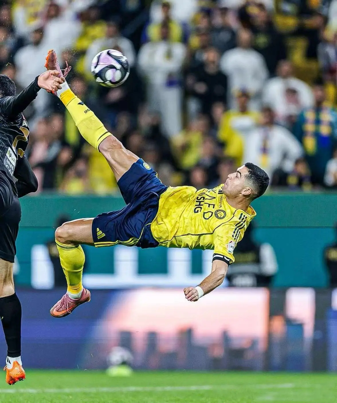 球员C罗先生，完成一次精彩的倒钩破门。 