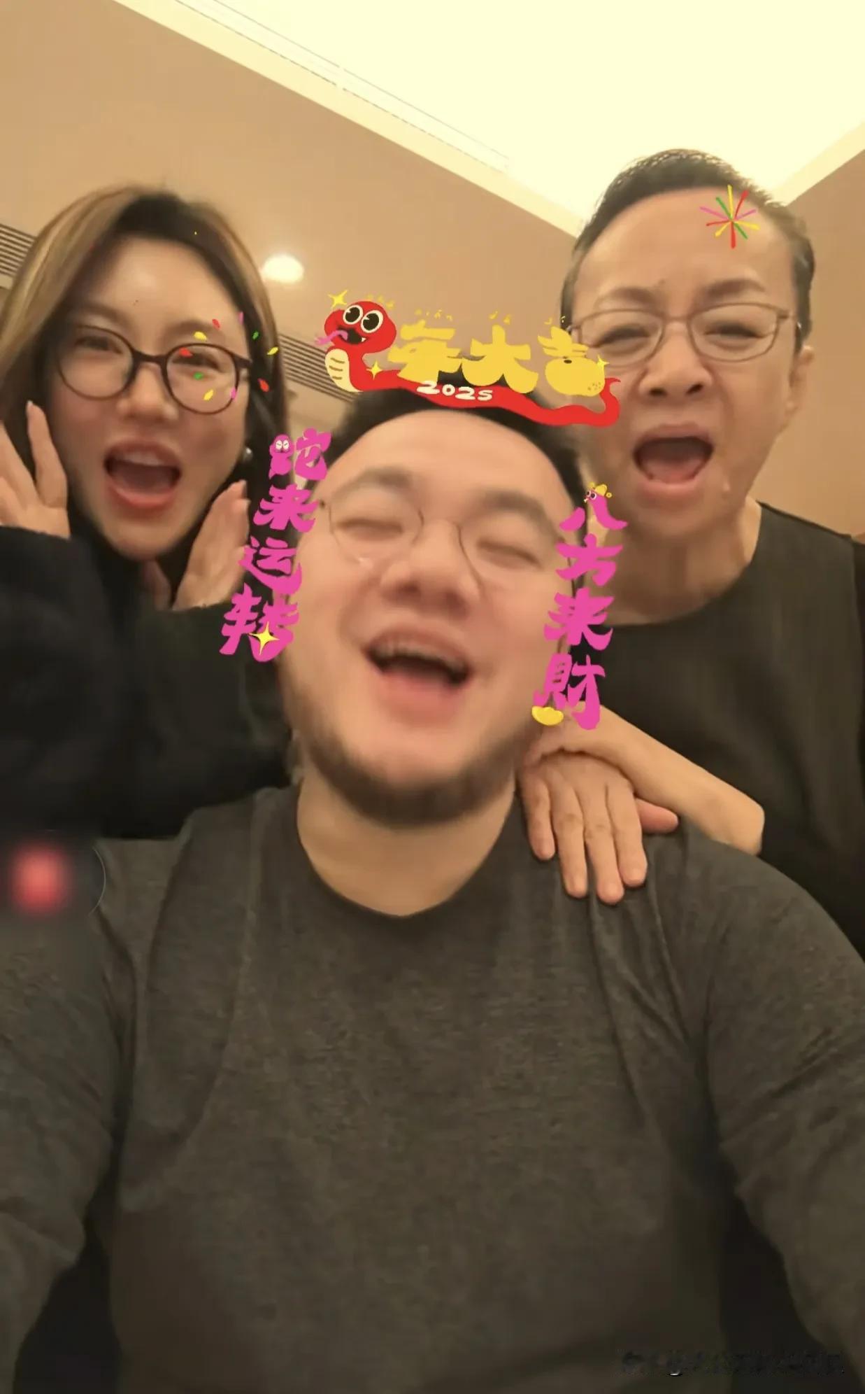 星二代们想借着父母辈的光环，直播带货走捷径，就应该学学巴图两口子。

人家以前靠