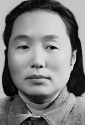 1937年，地主王学文发现一20岁女兵躺在家门口，见四下无人，他一下将女兵扛到了