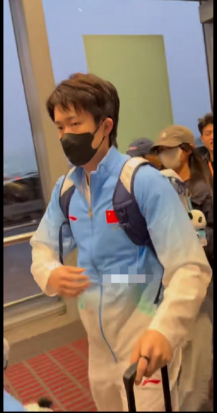 刷到大头亚运会出发的画面啦✨
一身清爽的蓝白渐变队服，背着双肩包、手里拉着行李箱